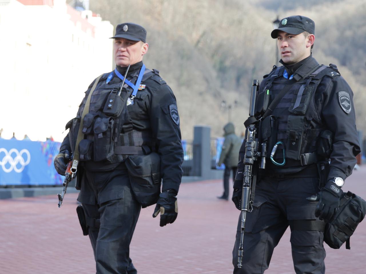 Polizisten auf dem Olympia-Gelände von Sotschi Polizisten auf dem Olympia-Gelände von Sotschi