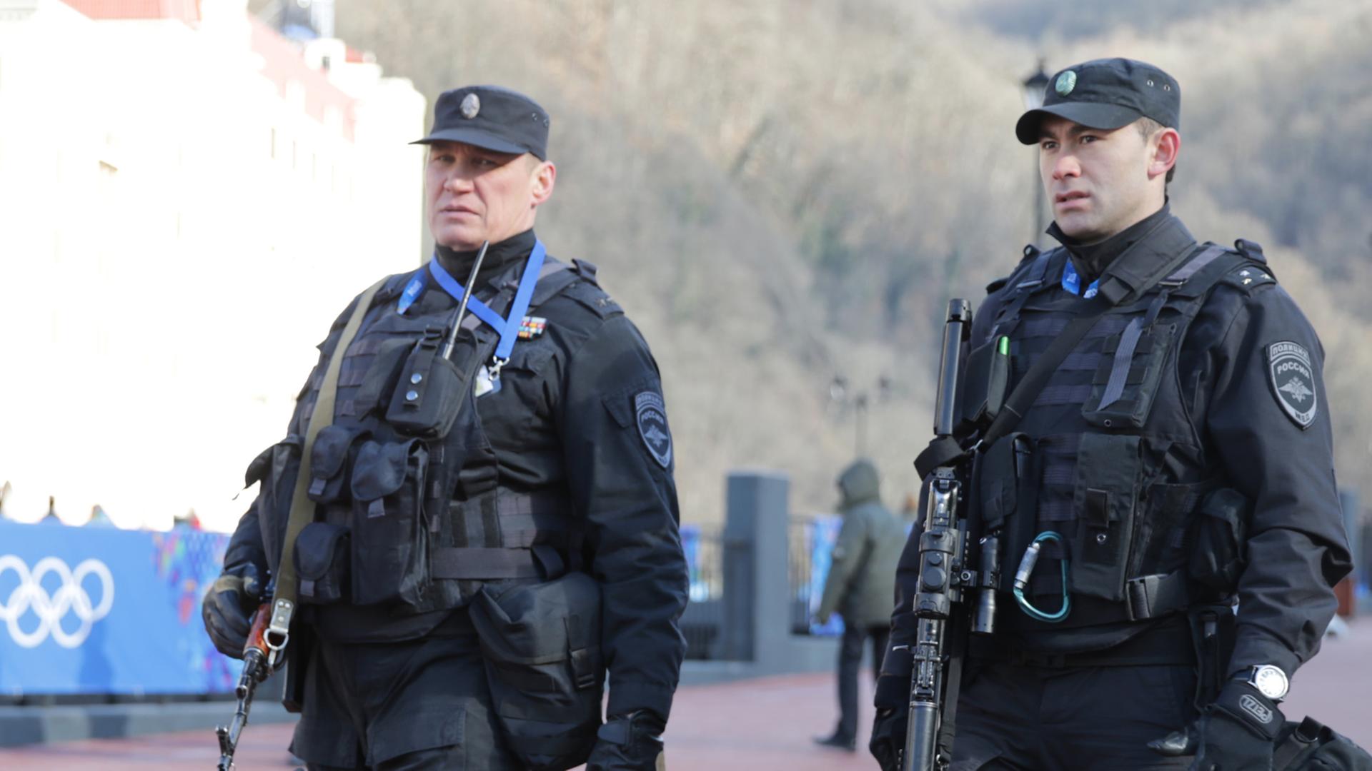 Polizisten auf dem Olympia-Gelände von Sotschi Polizisten auf dem Olympia-Gelände von Sotschi
