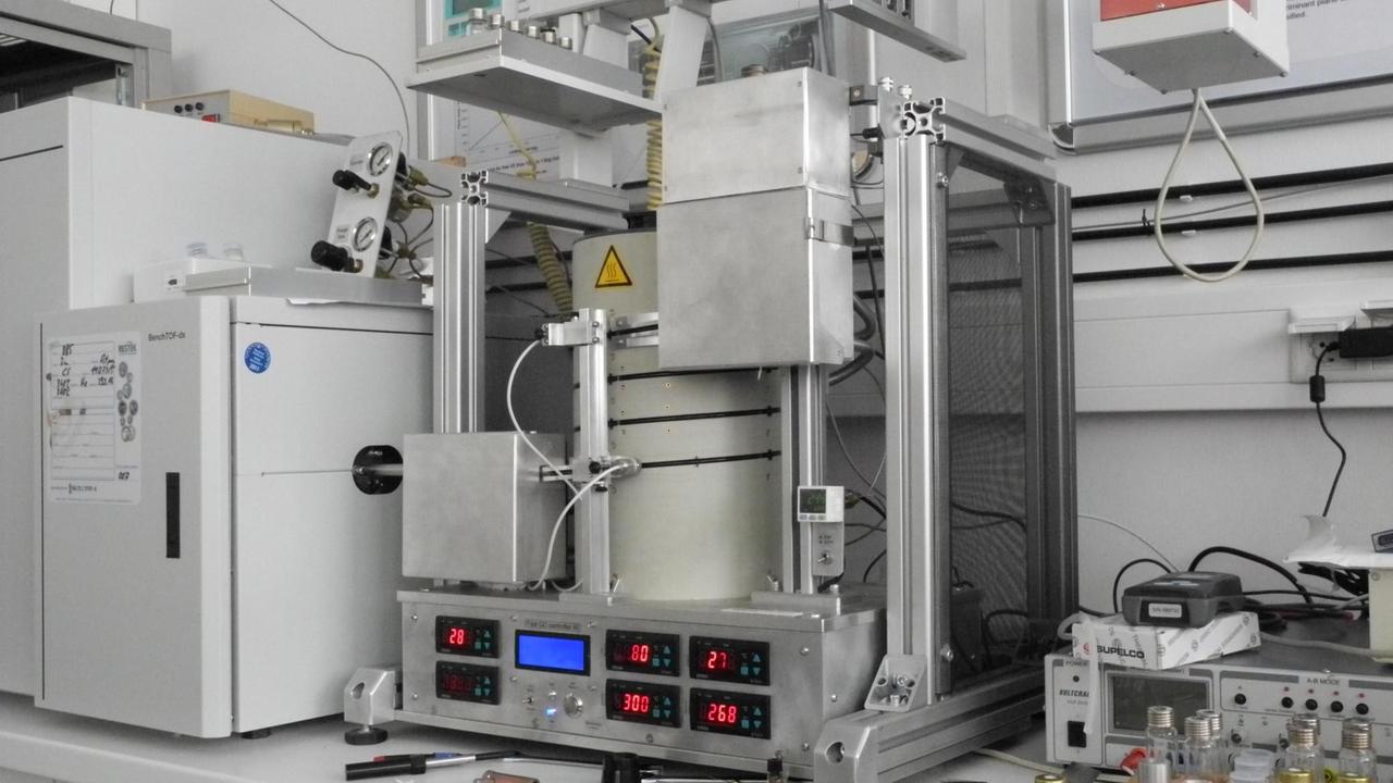 Der empfindliche Sprengstoffschnüffler von Peter Boeker. Ein Flussfeld-Temperaturgradienten-Gaschromatograph mit Massenspektrometer Der empfindliche Sprengstoffschnüffler von Peter Boeker. Ein Flussfeld-Temperaturgradienten-Gaschromatograph mit Massenspektrometer