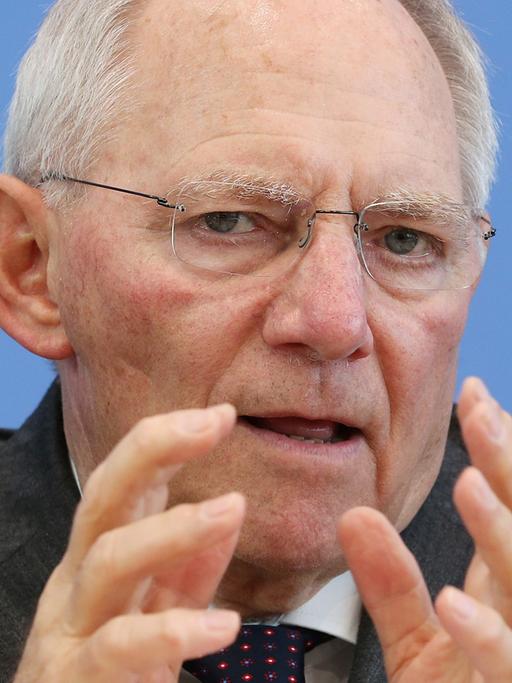 Bundesfinanzminister Wolfgang Schäuble beantwortet am 18.03.2015 während einer Pressekonferenz Fragen von Journalisten.