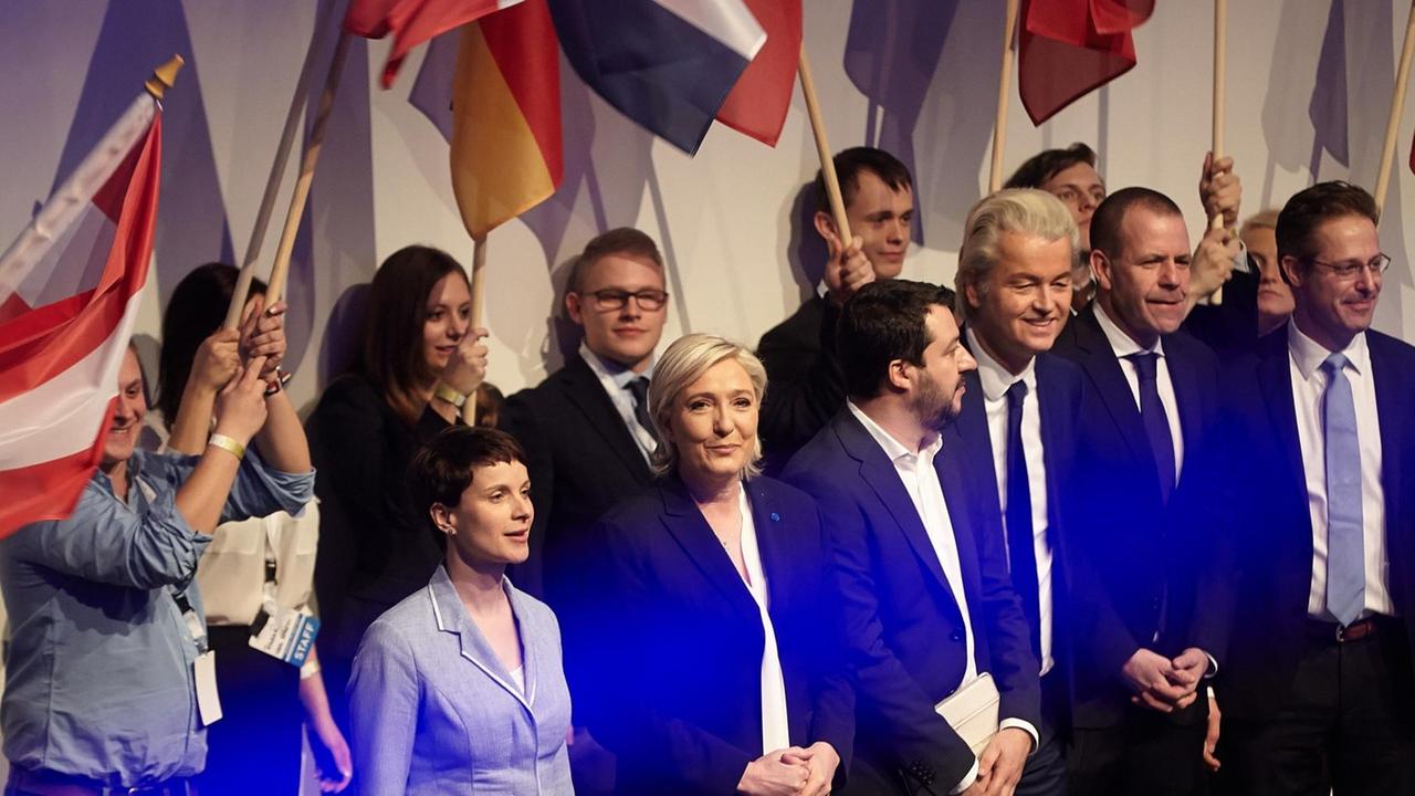 (v.l.) Die AfD-Vorsitzende Frauke Petry, die Vorsitzende des französischen Front National (FN), Marine Le Pen, der Vertreter der italienischen Lega Nord, Matteo Salvini, und der Vorsitzende der niederländischen Freiheits partei (PVV), Geert Wilders, der Generalsekretär der Österreichischen Freiheitspartei (FPÖ), Harald Vilimsky, und der AfD-Landesvorsitzende von Nordrhein-Westfalen, Marcus Pretzell, stehen am 21.01.2017 in Koblenz (Rheinland-Pfalz) zu Beginn der Kongresses der rechtspopulistischen ENF-Fraktion auf der Bühne. (v.l.) Die AfD-Vorsitzende Frauke Petry, die Vorsitzende des französischen Front National (FN), Marine Le Pen, der Vertreter der italienischen Lega Nord, Matteo Salvini, und der Vorsitzende der niederländischen Freiheits partei (PVV), Geert Wilders, der Generalsekretär der Österreichischen Freiheitspartei (FPÖ), Harald Vilimsky, und der AfD-Landesvorsitzende von Nordrhein-Westfalen, Marcus Pretzell, stehen am 21.01.2017 in Koblenz (Rheinland-Pfalz) zu Beginn der Kongresses der rechtspopulistischen ENF-Fraktion auf der Bühne.