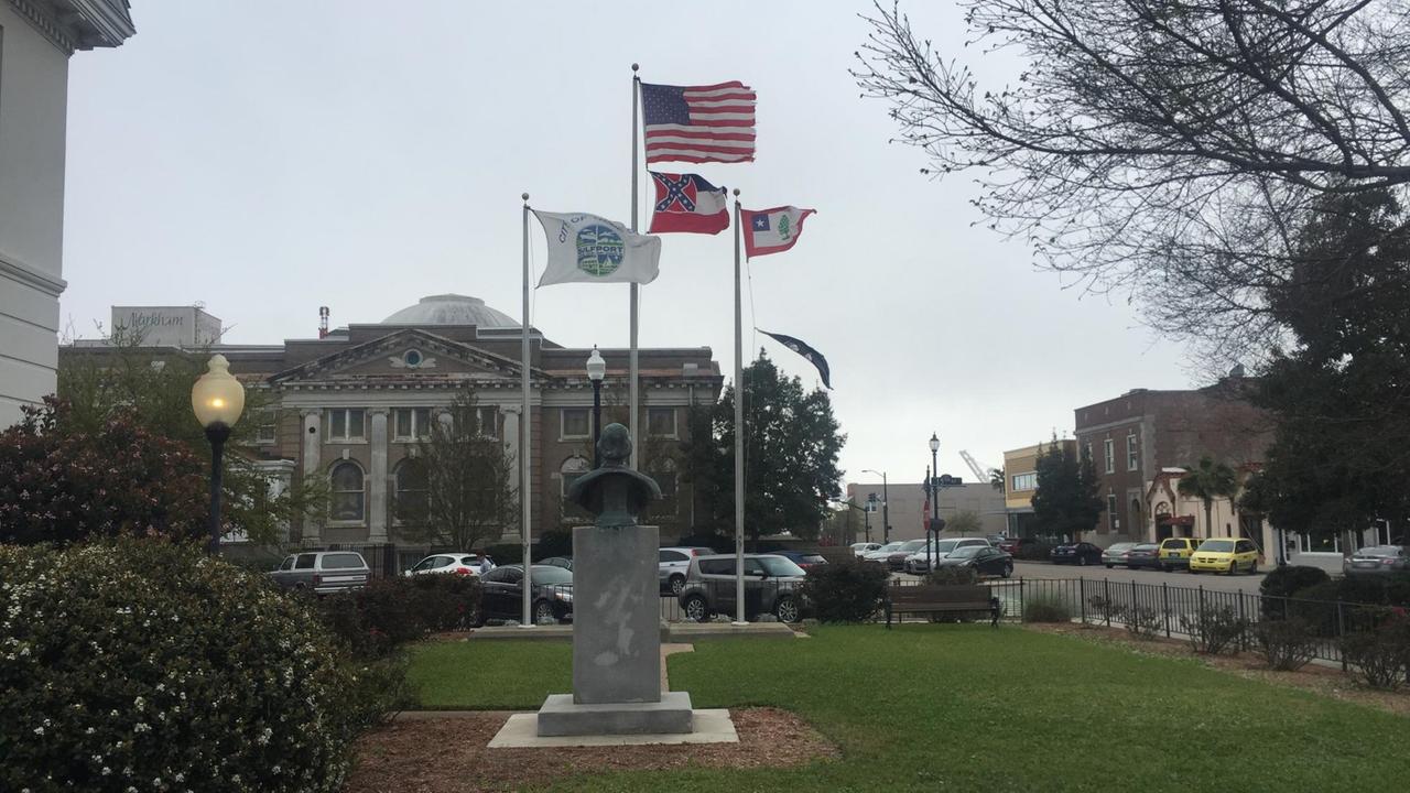 In DeLisle, Mississippi, weht die Konföderierten-Flagge unter der US-Flagge. In DeLisle, Mississippi, weht die Konföderierten-Flagge unter der US-Flagge.