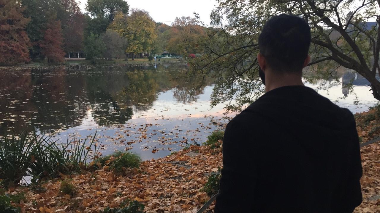 Farhad Keshavarzi blickt auf die Schlossteichinsel in Chemnitz, wo er am 14. September von Rechtsextremisten überfallen wurde Farhad Keshavarzi blickt auf die Schlossteichinsel in Chemnitz, wo er am 14. September von Rechtsextremisten überfallen wurde