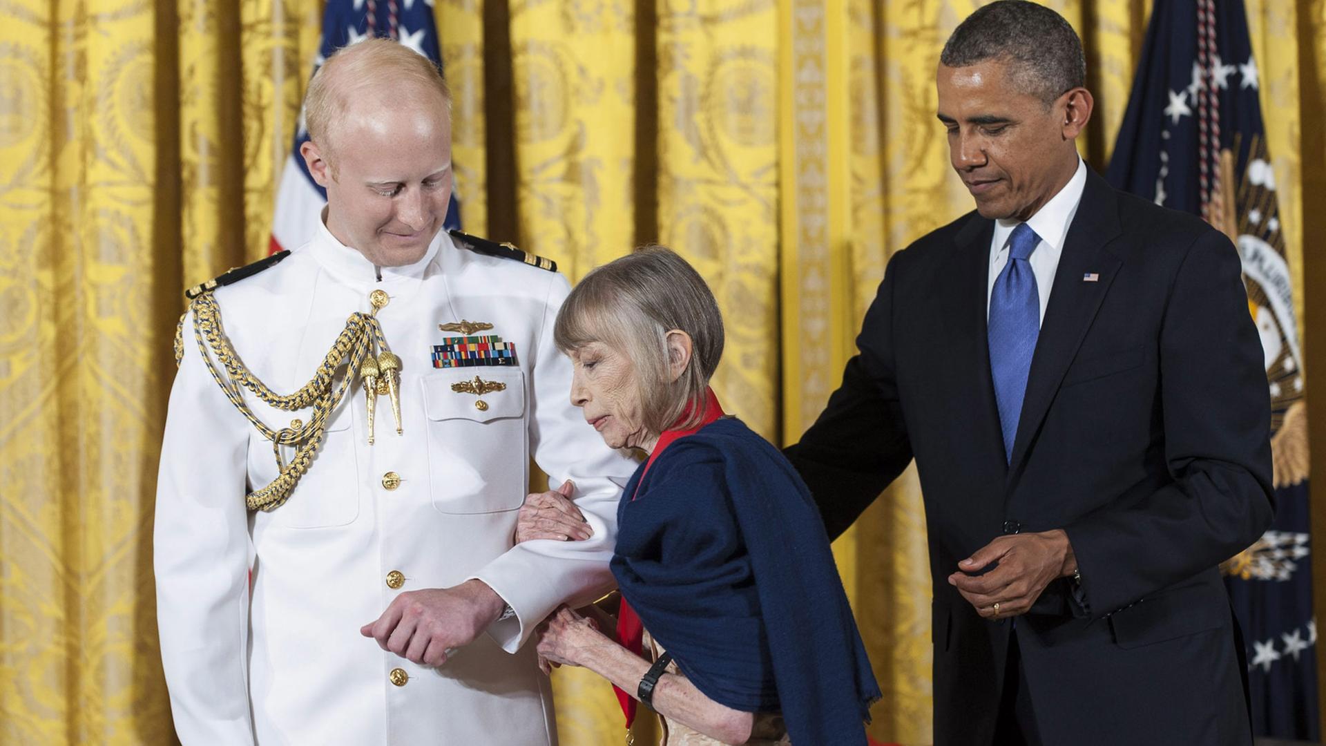 Die us-amerikanische Autorin Joan Didion bekommt im Jahr 2013 von US-Präsident Barack Obama die National Humanities Medal überreicht Die us-amerikanische Autorin Joan Didion bekommt im Jahr 2013 von US-Präsident Barack Obama die National Humanities Medal überreicht