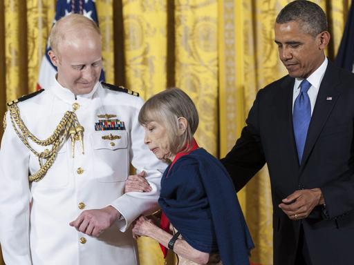 Die us-amerikanische Autorin Joan Didion bekommt im Jahr 2013 von US-Präsident Barack Obama die National Humanities Medal überreicht