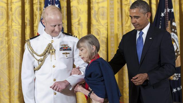 Die us-amerikanische Autorin Joan Didion bekommt im Jahr 2013 von US-Präsident Barack Obama die National Humanities Medal überreicht