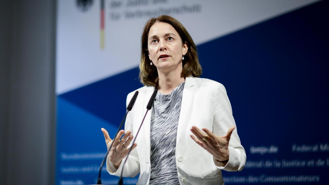 26.03.2018, Berlin: Katarina Barley (SPD), Bundesjustizministerin, gibt nach einem Treffen mit einer Facebook-Delegation eine Pressekonferenz. Im Zentrum des Treffens stand der Datenskandal. 26.03.2018, Berlin: Katarina Barley (SPD), Bundesjustizministerin, gibt nach einem Treffen mit einer Facebook-Delegation eine Pressekonferenz. Im Zentrum des Treffens stand der Datenskandal.