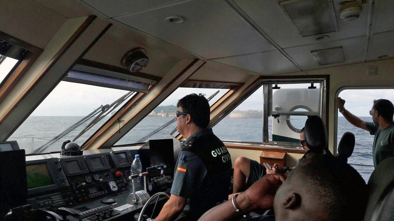 An Bord der spanischen Küstenwache Guardia Civil. Mit Polizisten aus Spanien und dem Senegal.