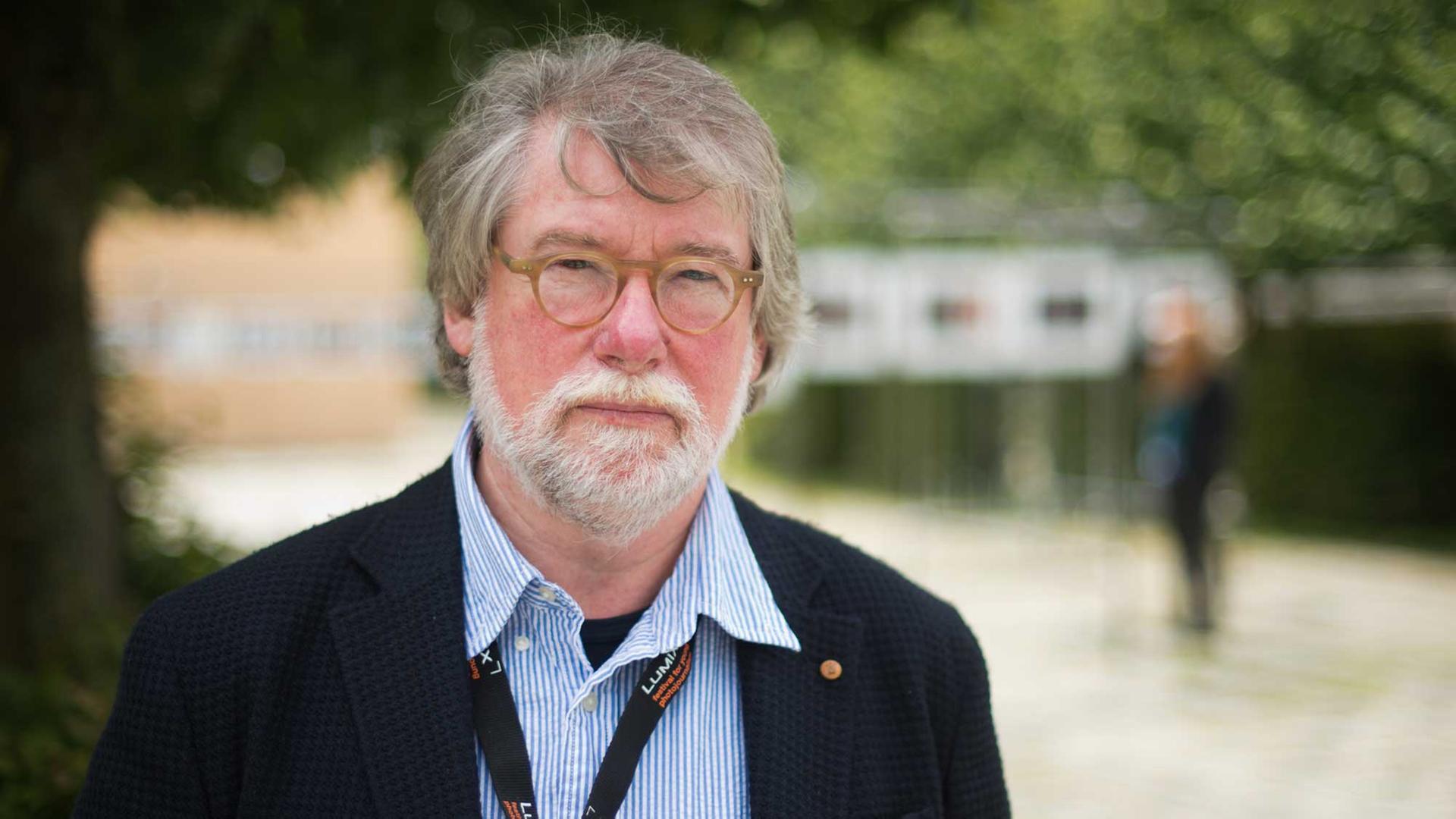 Der Fotograf und Professor Rolf Nobel - hier in seiner Funktion als Leiter des 4. Lumix Festivals für jungen Fotojournalismus an der Fachhochschule Hannover. Der Fotograf und Professor Rolf Nobel - hier in seiner Funktion als Leiter des 4. Lumix Festivals für jungen Fotojournalismus an der Fachhochschule Hannover.
