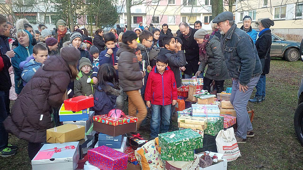 Im Schweriner Stadtviertel Großer Dreesch werden Freudenpäckchen verteilt