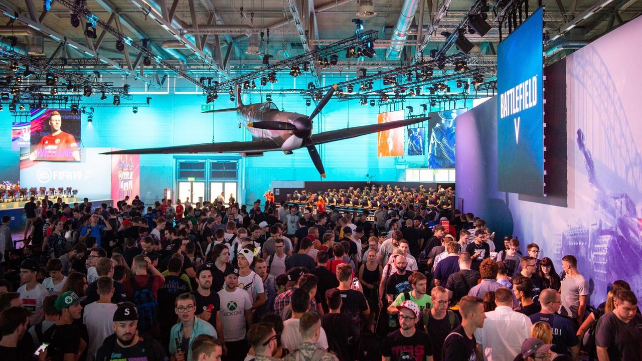 Besucher auf der Gamescom 2018 warten darauf, das Videospiel "Battlefield 5" zu spielen. Besucher auf der Gamescom 2018 warten darauf, das Videospiel "Battlefield 5" zu spielen.