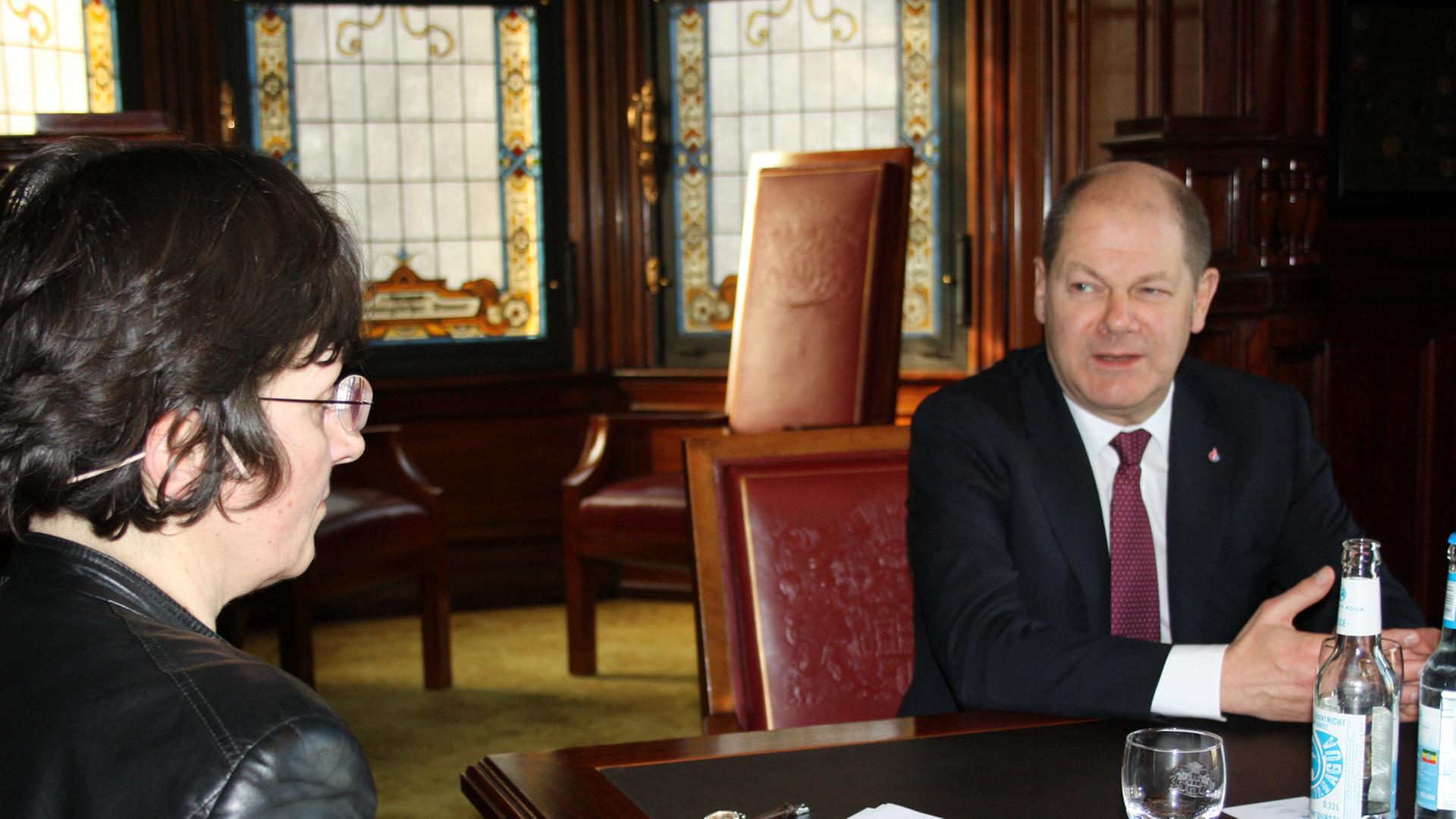 Hamburgs Bürgermeister Olaf Scholz im Gespräch mit DLF-Chefredakteurin Birgit Wentzien. Hamburgs Bürgermeister Olaf Scholz im Gespräch mit DLF-Chefredakteurin Birgit Wentzien.
