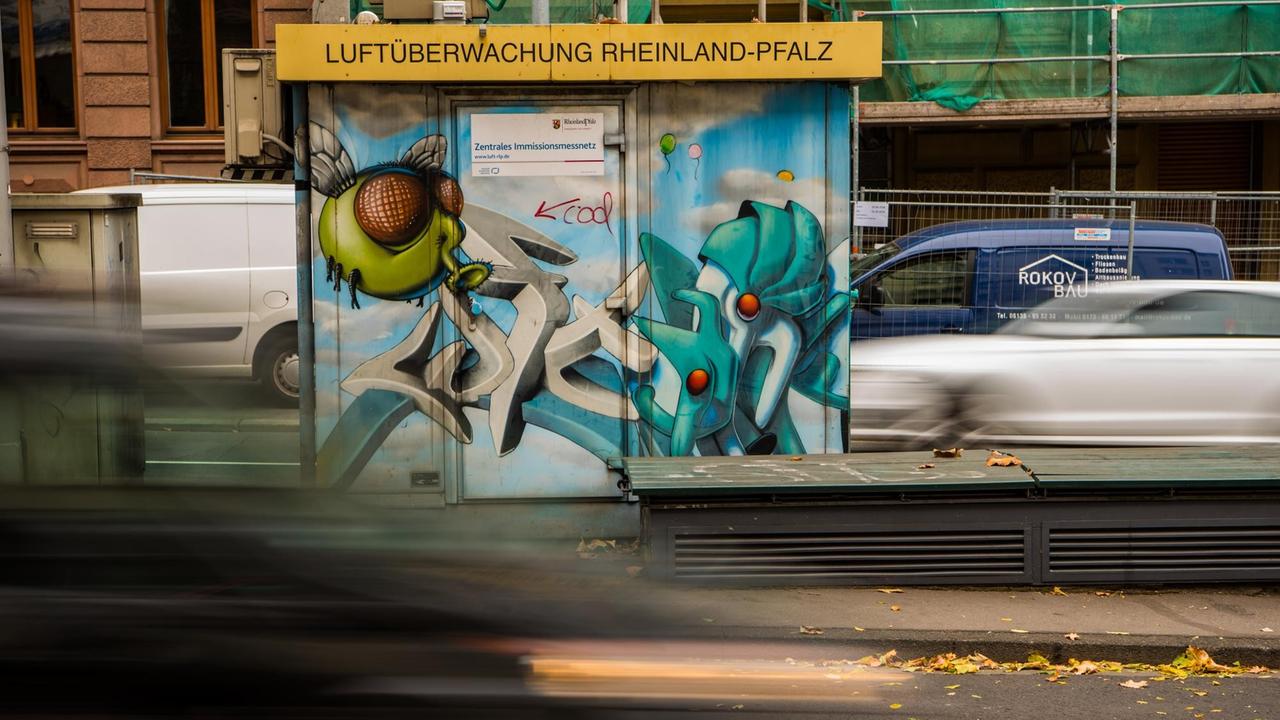 Rheinland-Pfalz, Mainz: Die Messstation in der Parcusstraße (aufgenommen mit Zoomeffekt). Am 24. Oktober verhandelt das Mainzer Verwaltungsgericht über ein mögliches Diesel-Fahrverbot in der rheinland-pfälzischen Landeshauptstadt.