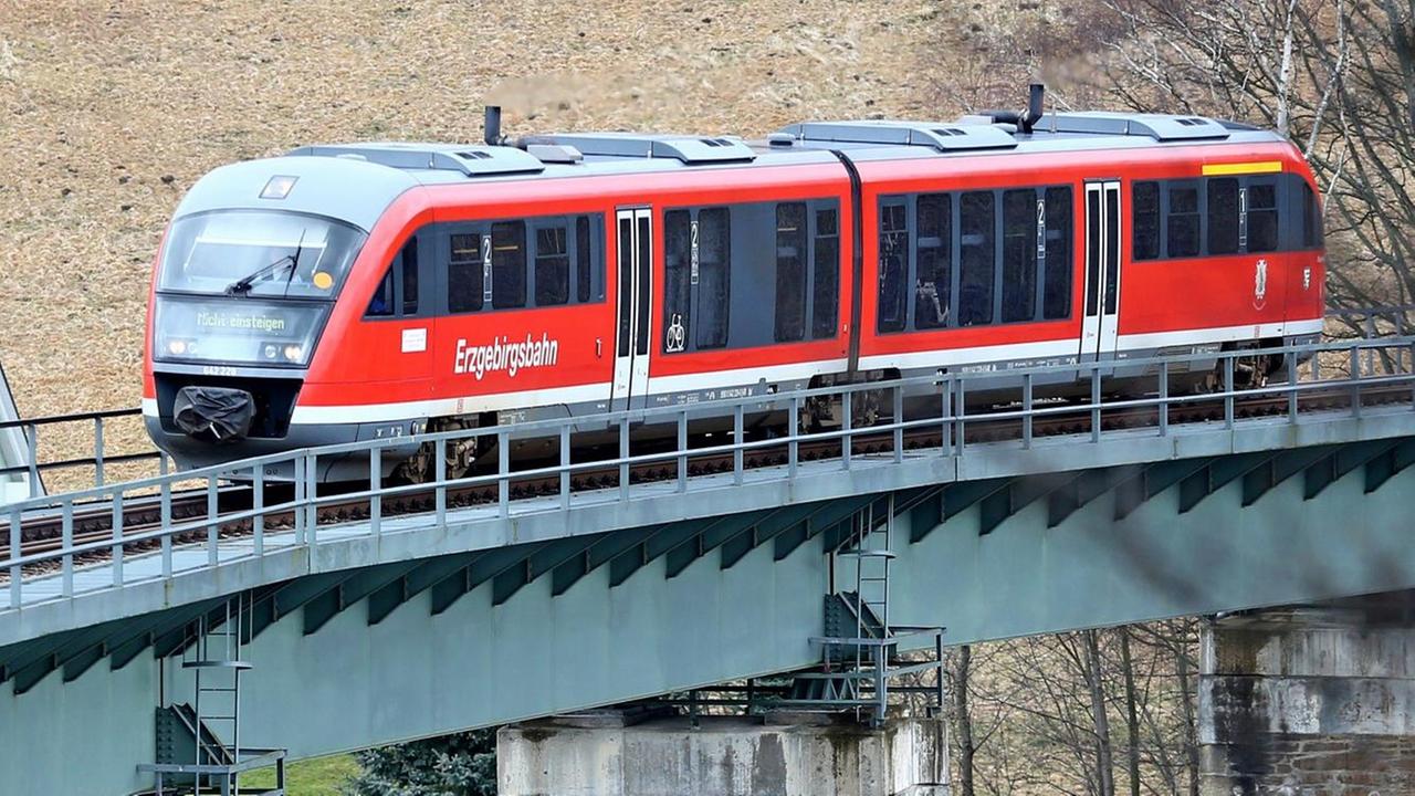 Das Foto zeigt die Erzgebirgs-Bahn. Sie fährt über eine Brücke Das Foto zeigt die Erzgebirgs-Bahn. Sie fährt über eine Brücke