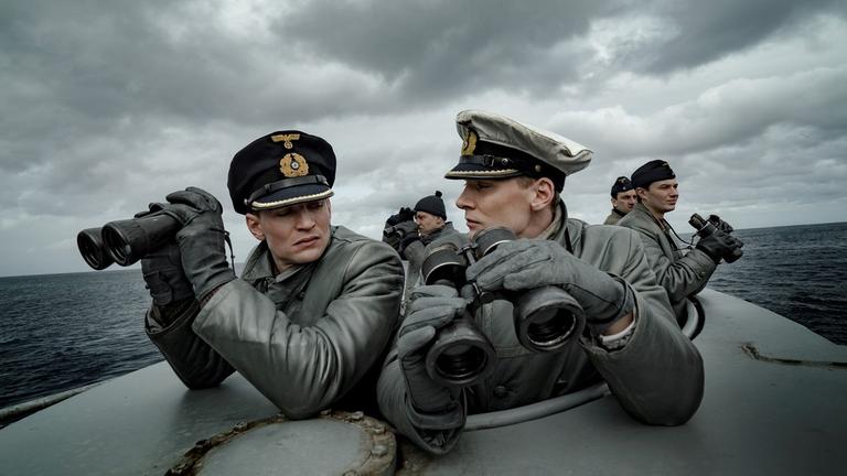 Zwischen dem unerfahrenen neuen Kommandanten des U-612, Kapitänleutnant Klaus Hoffmann (Rick Okon, r.) und seinem 1. Wachoffizier Oberleutnant zur See Tennstedt (August Wittgenstein) kommt es schon bald nach dem Auslaufen zu ersten Konflikten. Zwischen dem unerfahrenen neuen Kommandanten des U-612, Kapitänleutnant Klaus Hoffmann (Rick Okon, r.) und seinem 1. Wachoffizier Oberleutnant zur See Tennstedt (August Wittgenstein) kommt es schon bald nach dem Auslaufen zu ersten Konflikten.