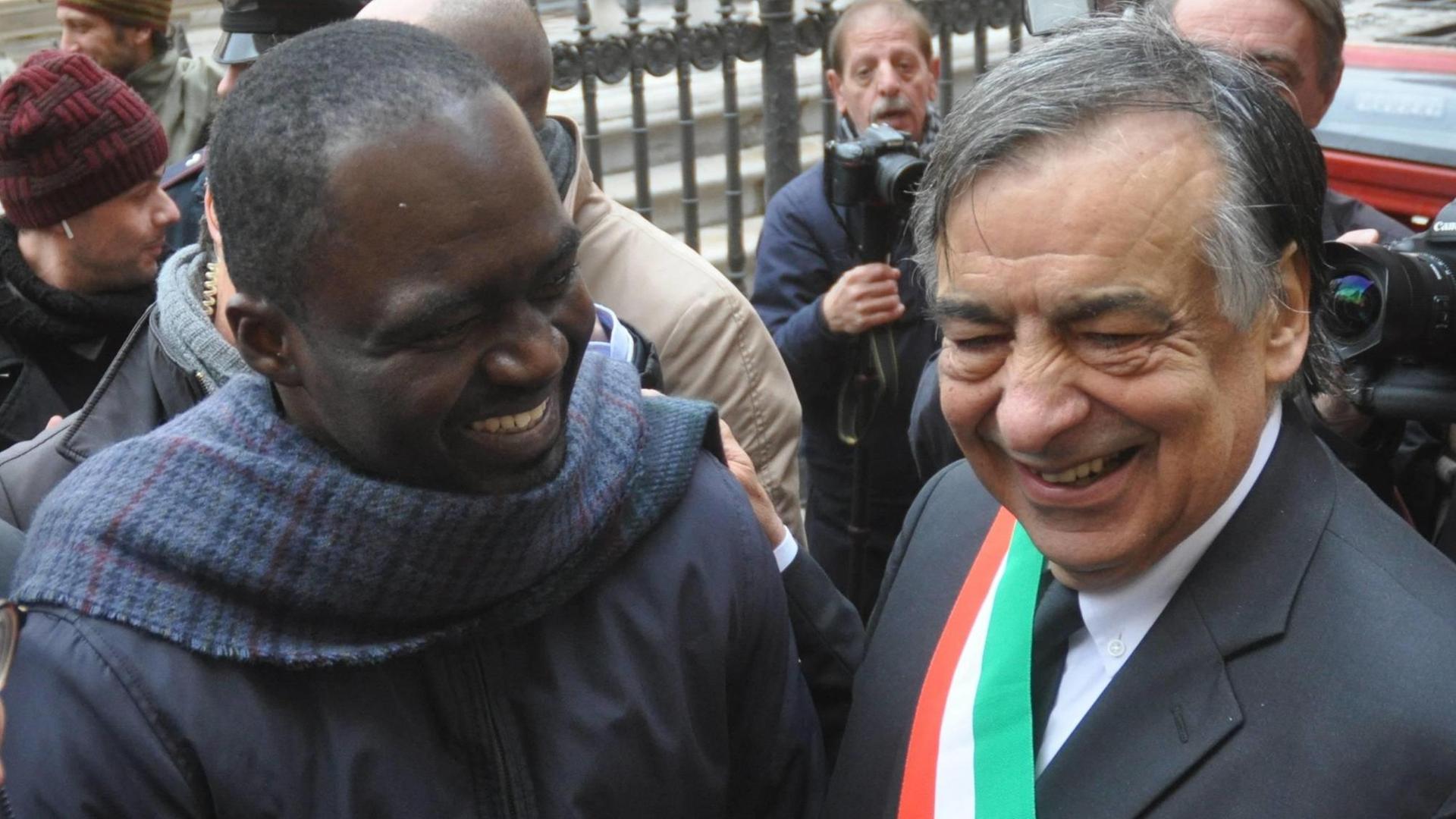 Solidaritätsbekundung für den Bürgermeister von Palermo, Leoluca Orlando. Er richtet sich gegen das Sicherheitsgesetz von Innenminister Matteo Salvini Solidaritätsbekundung für den Bürgermeister von Palermo, Leoluca Orlando. Er richtet sich gegen das Sicherheitsgesetz von Innenminister Matteo Salvini