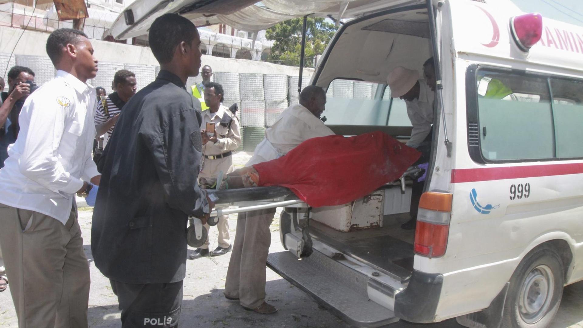 Mogadischu am 30. August 2016: Helfer und ein Verletzter nach der Explosion einer Autobombe an einem Rettungswagen von Abdulkadir Abdirahman Adans privater Aamin Ambulance Mogadischu am 30. August 2016: Helfer und ein Verletzter nach der Explosion einer Autobombe an einem Rettungswagen von Abdulkadir Abdirahman Adans privater Aamin Ambulance