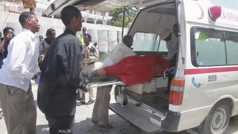 Mogadischu am 30. August 2016: Helfer und ein Verletzter nach der Explosion einer Autobombe an einem Rettungswagen von Abdulkadir Abdirahman Adans privater Aamin Ambulance