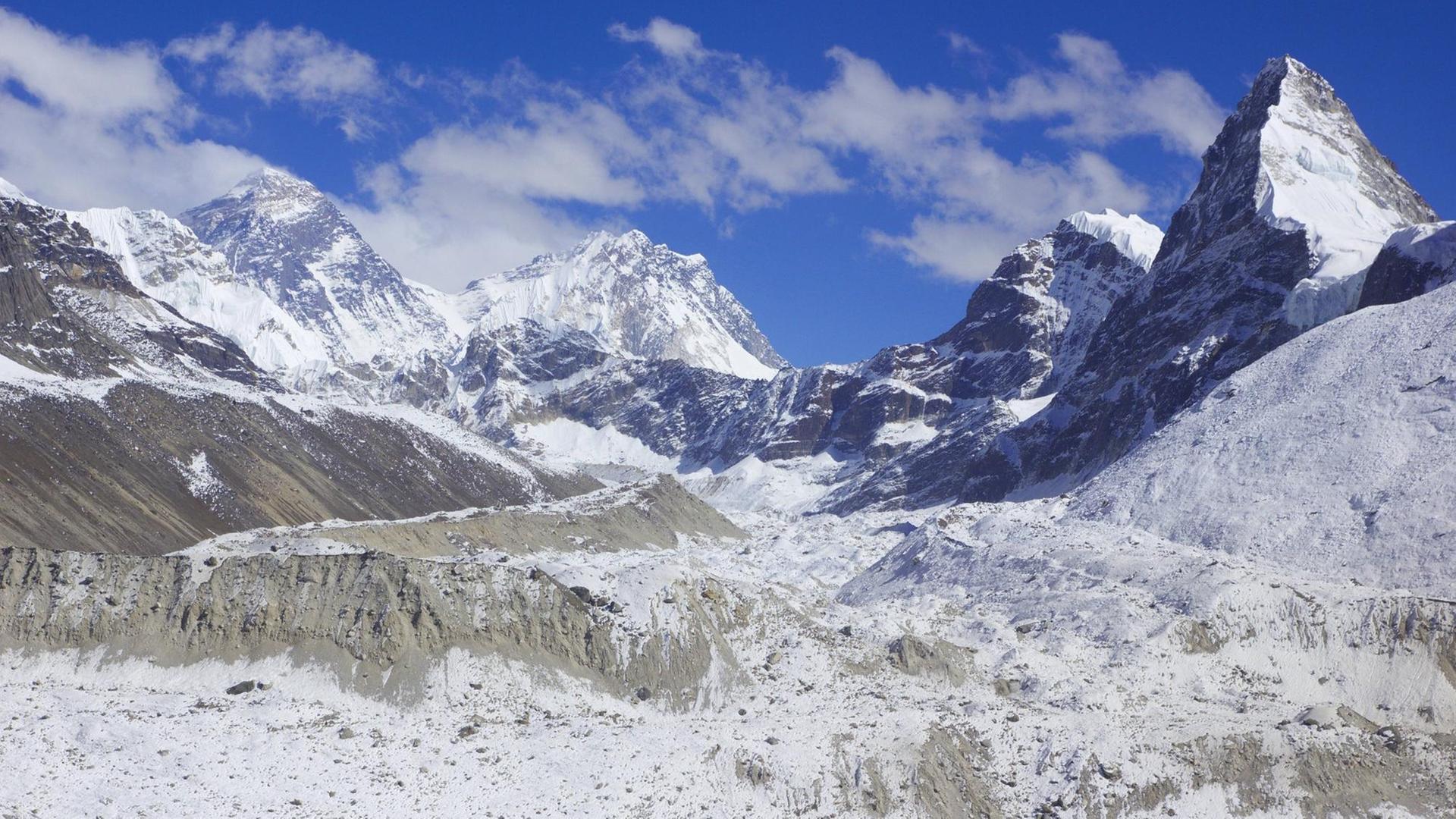 Der Mount Everest, Nuptse, Nirekha, Kangchung (Ost). Vorne der Ngozumba-Gletscher.