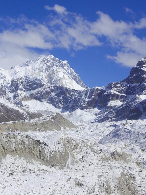 Der Mount Everest, Nuptse, Nirekha, Kangchung (Ost). Vorne der Ngozumba-Gletscher.