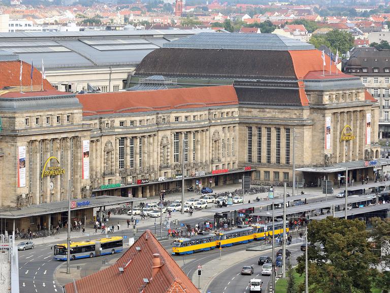 Blick auf den Hauptbahnhof von Leipzig vom Turm der Reformierten Kirche aus