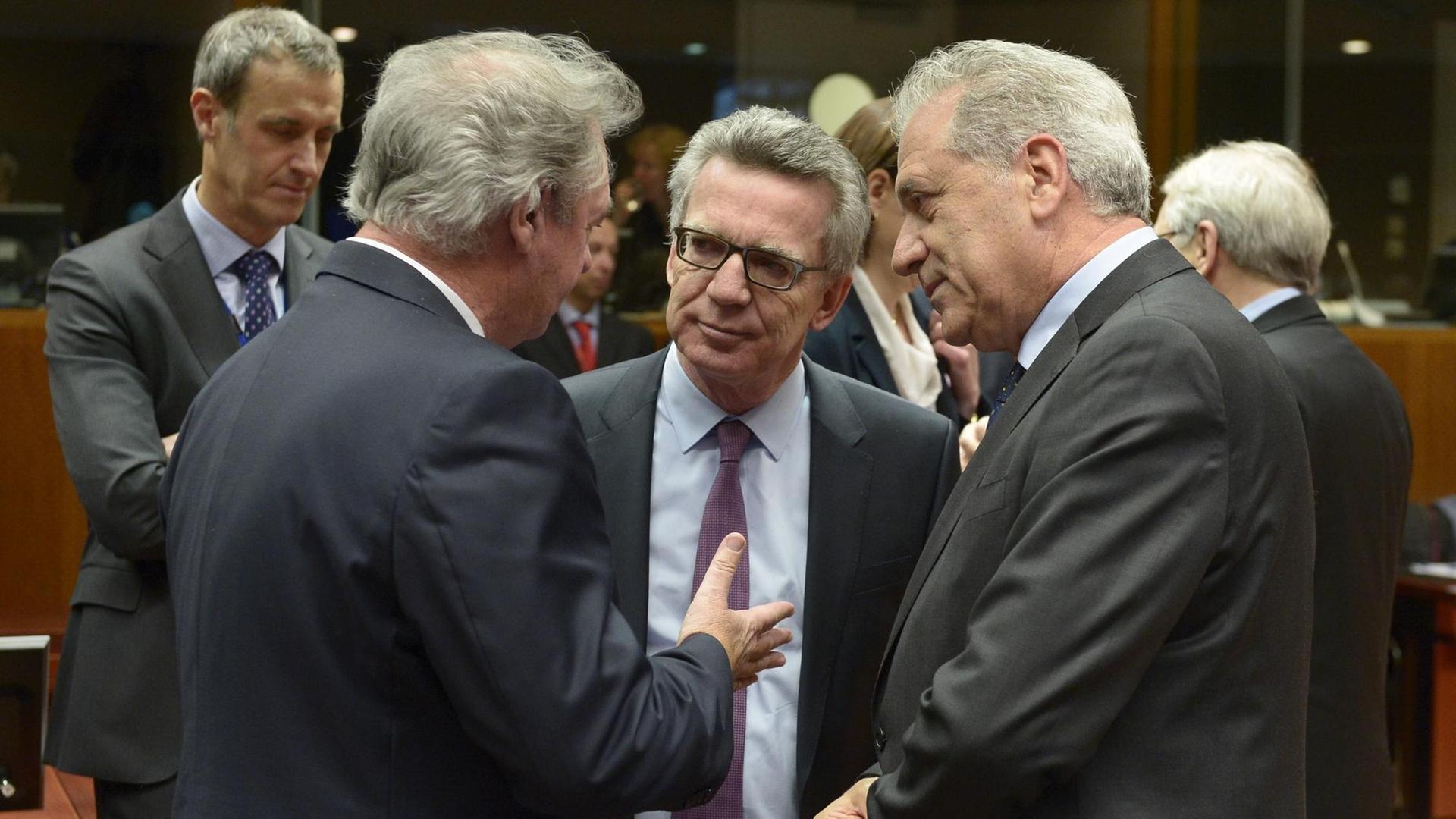 Ein Treffen der EU-Innenminister im Februar 2016 in Brüssel: Jean Asselborn im Gespräch mit Bundesinnenminister Thomas de Maizière und EU-Migrationskommissar Dimitris Avramopoulos. Ein Treffen der EU-Innenminister im Februar 2016 in Brüssel: Jean Asselborn im Gespräch mit Bundesinnenminister Thomas de Maizière und EU-Migrationskommissar Dimitris Avramopoulos.