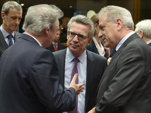 Treffen der EU-Innenminister in Brüssel: Jean Asselborn im Gespräch mit Thomas de Maizière und Dimitris Avramopoulos.