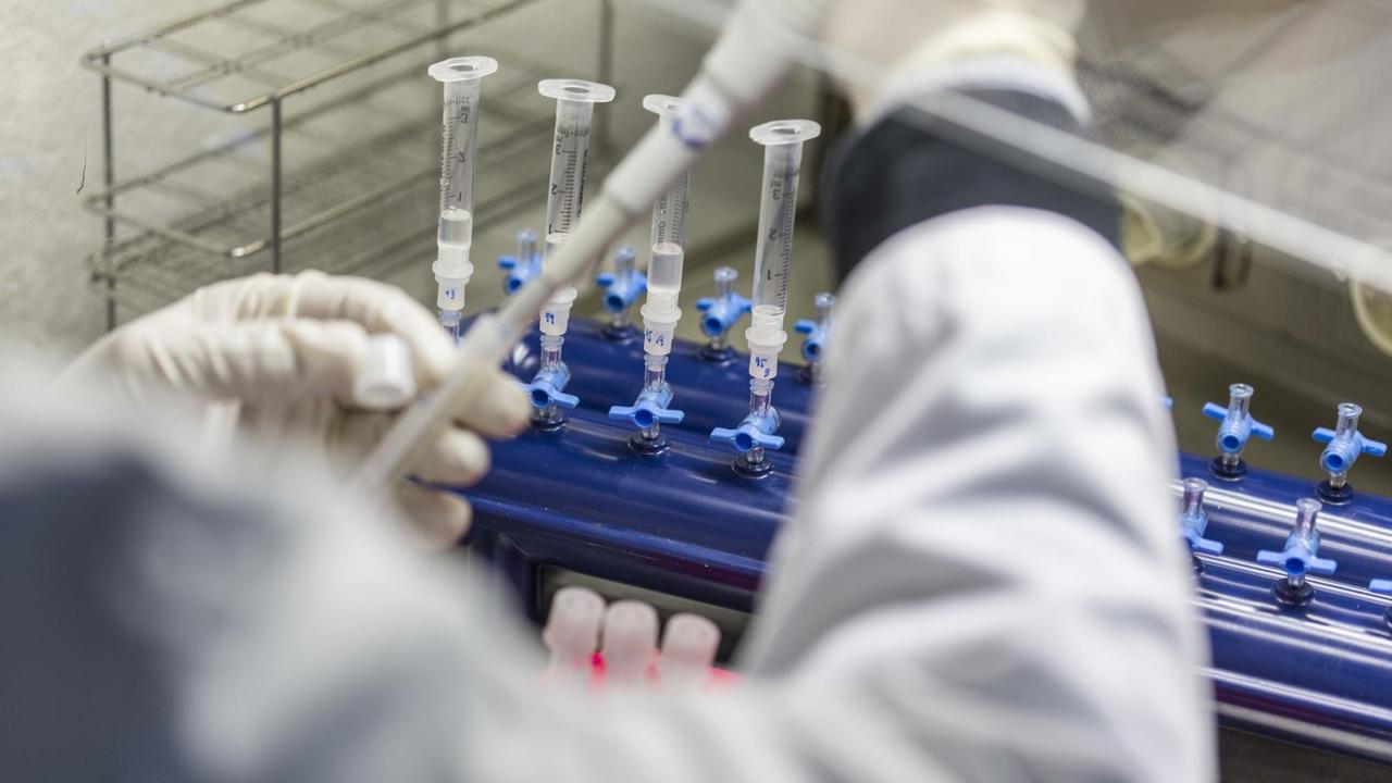 Ein Lebensmittelkontrolleur testet im Labor Fleischproben auf ihre DNA, sodass er weiss, von welchen Tieren das Fleisch stammt, aufgenommen am 22. März 2013 in der Stadt Bern. Ein Lebensmittelkontrolleur testet im Labor Fleischproben auf ihre DNA, sodass er weiss, von welchen Tieren das Fleisch stammt, aufgenommen am 22. März 2013 in der Stadt Bern.