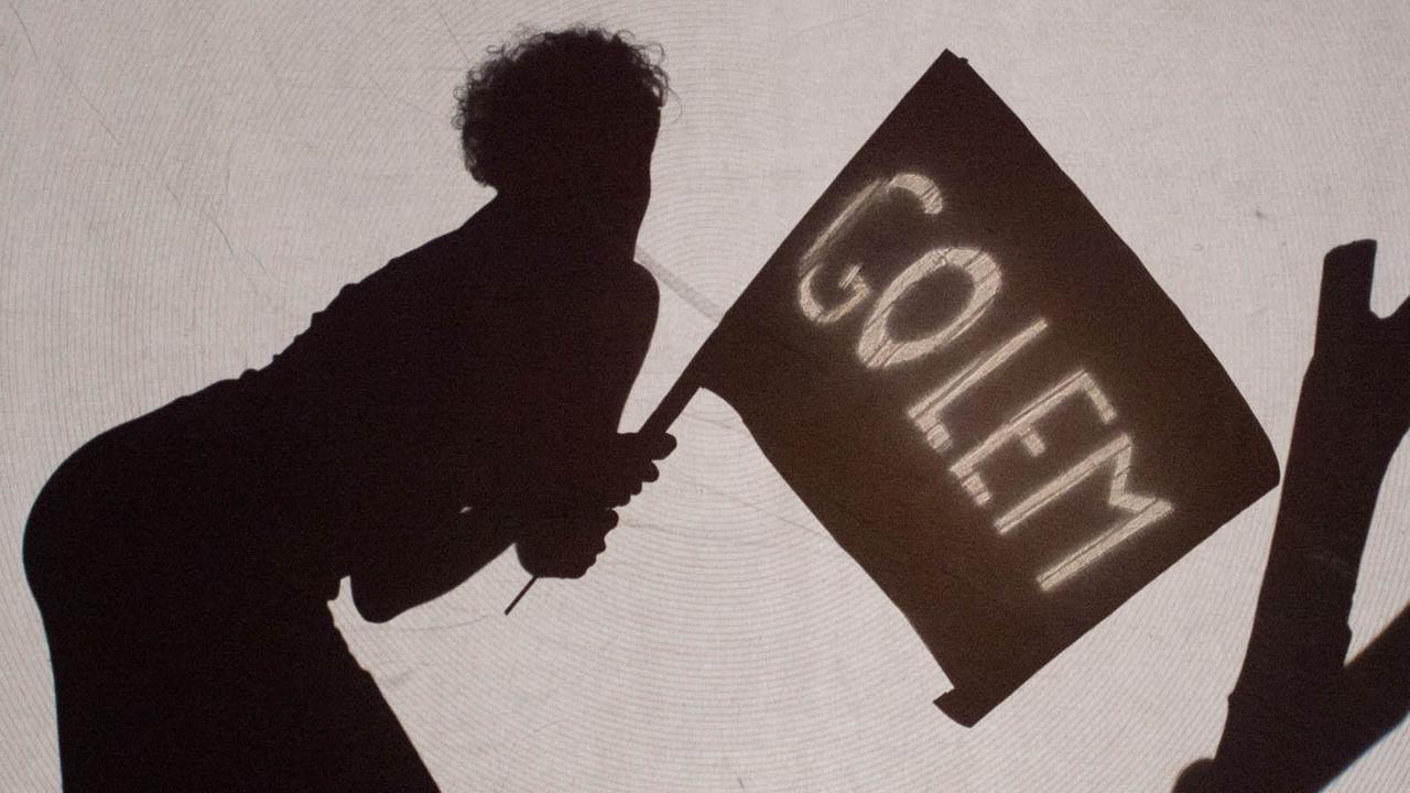 Die italienische Schauspielerin Silvia Sassetti steht am 18.07.2015 während der Fotoprobe für das Stummtheater "Golem" in Weimar (Thüringen) hinter einer Leinwand auf der Bühne. Die italienische Schauspielerin Silvia Sassetti steht am 18.07.2015 während der Fotoprobe für das Stummtheater "Golem" in Weimar (Thüringen) hinter einer Leinwand auf der Bühne.