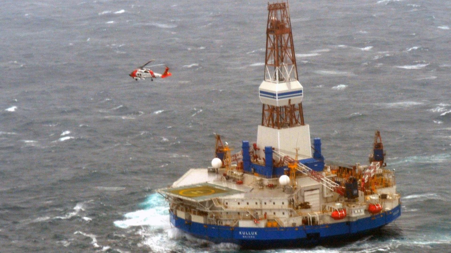 2013 lief vor Alaska die Bohrinsel "Kulluk" des Ölkonzerns Shell auf Grund. 2013 lief vor Alaska die Bohrinsel "Kulluk" des Ölkonzerns Shell auf Grund.