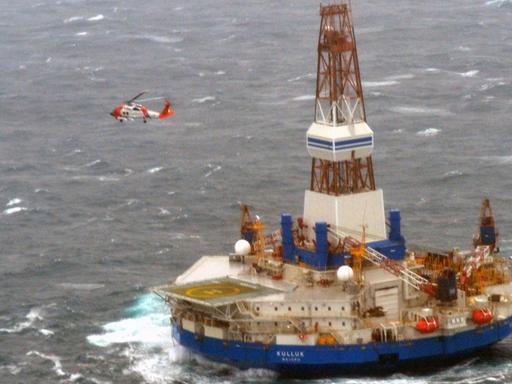 2013 lief vor Alaska die Bohrinsel "Kulluk" des Ölkonzerns Shell auf Grund.