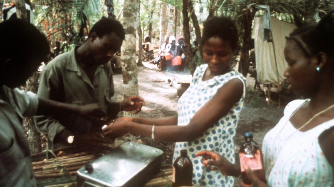 Der Gesundheitsdienst der Befreiungsbewegung von Guinea-Bissau führt in einem Urwalddorf eine Schutzimpfung durch.