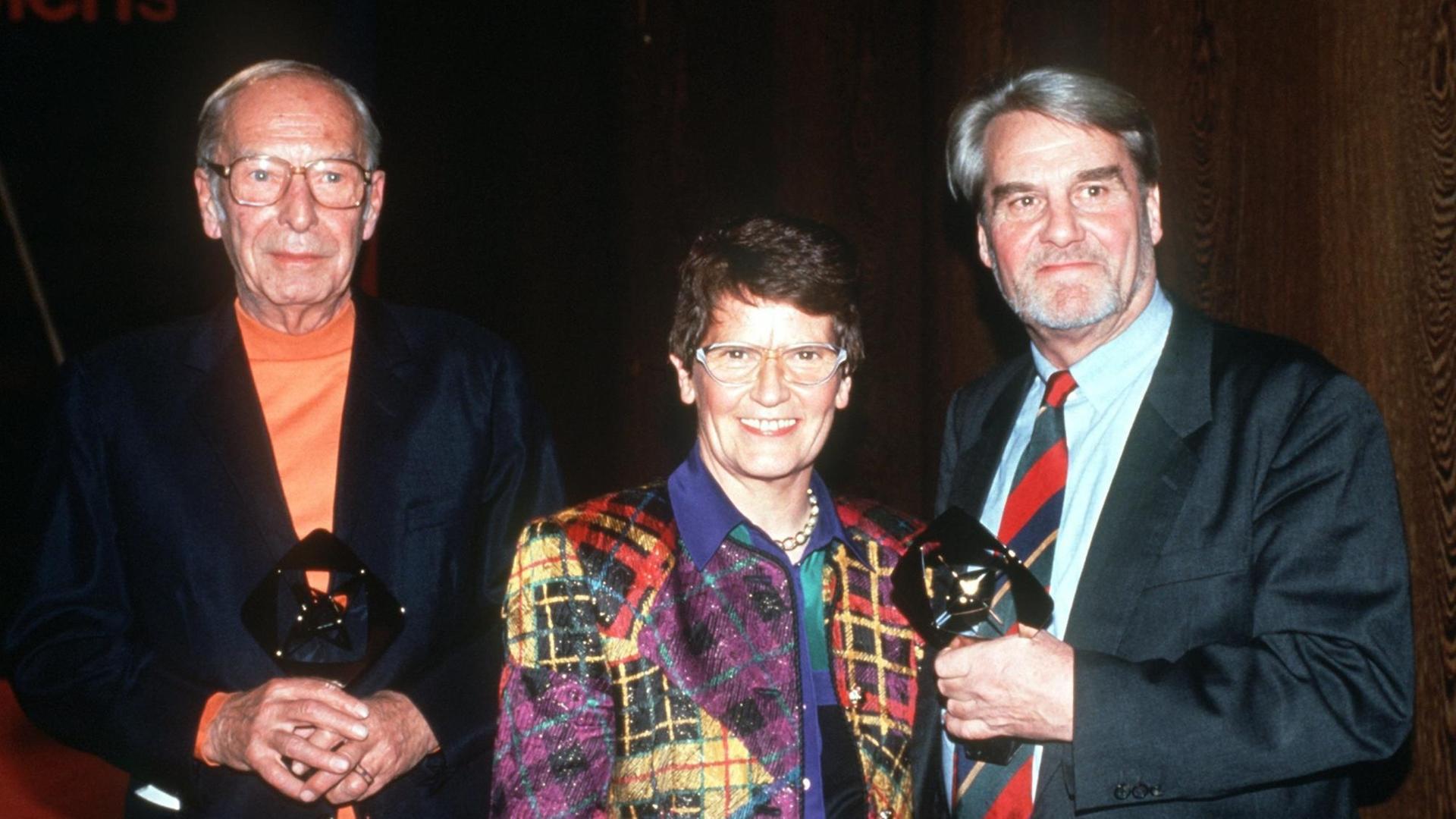 Gordian Troeller (links) galt als außergewöhnlicher Filmjournalist und Reporter. Bundestagspräsidentin Rita Süssmuth überreichte ihm 1992 den Grimme-Preis. Auch der Moskauer ARD-Korrespondent Gerd Ruge bekam die begehrte Trophäe. Gordian Troeller (links) galt als außergewöhnlicher Filmjournalist und Reporter. Bundestagspräsidentin Rita Süssmuth überreichte ihm 1992 den Grimme-Preis. Auch der Moskauer ARD-Korrespondent Gerd Ruge bekam die begehrte Trophäe.