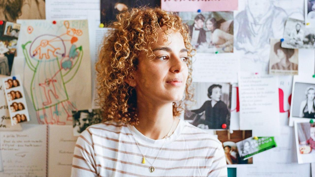 Die französisch-marokkanische Autorin Leila Slimani in ihrem Büro. Im Hintergrund ist eine Pinnwand mit vielen Notizzettteln und Fotos zu sehen.