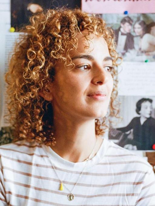 Die französisch-marokkanische Autorin Leila Slimani in ihrem Büro. Im Hintergrund ist eine Pinnwand mit vielen Notizzettteln und Fotos zu sehen.