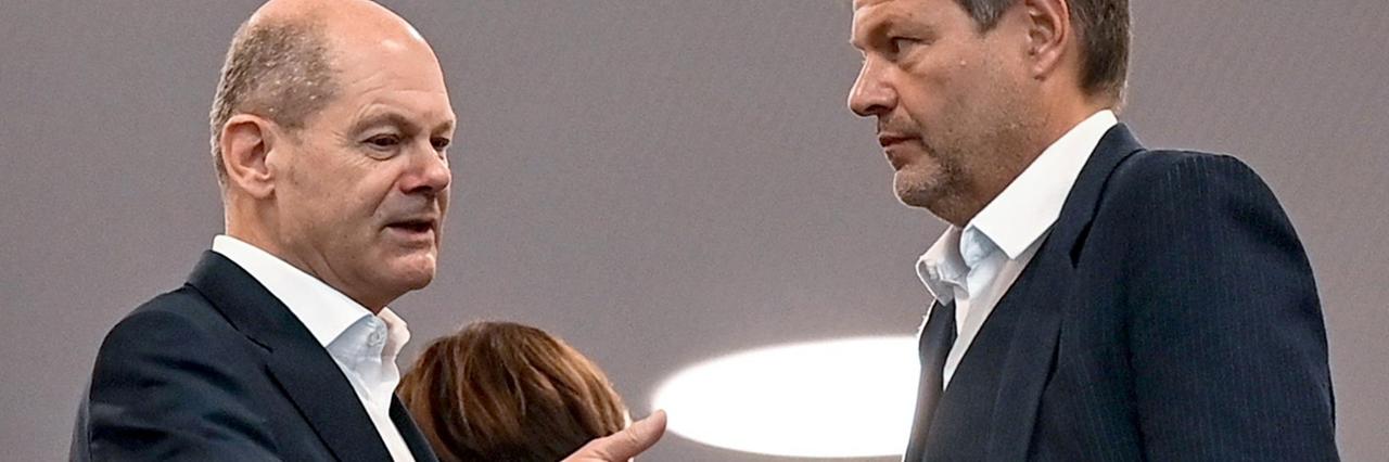Olaf Scholz (l.), SPD-Kanzlerkandidat, und Robert Habeck, Bundesvorsitzender der Grünen. Olaf Scholz (l.), SPD-Kanzlerkandidat, und Robert Habeck, Bundesvorsitzender der Grünen.