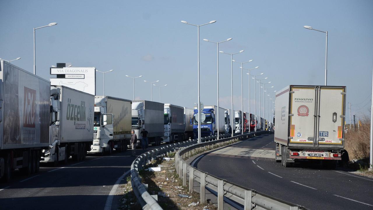 LKWs stehen am 31.10.2016 in Bulgarien vor dem Grenzübergang Kapitan Andreewo-Kapıkule zur Türkei in einem langen Stau.
