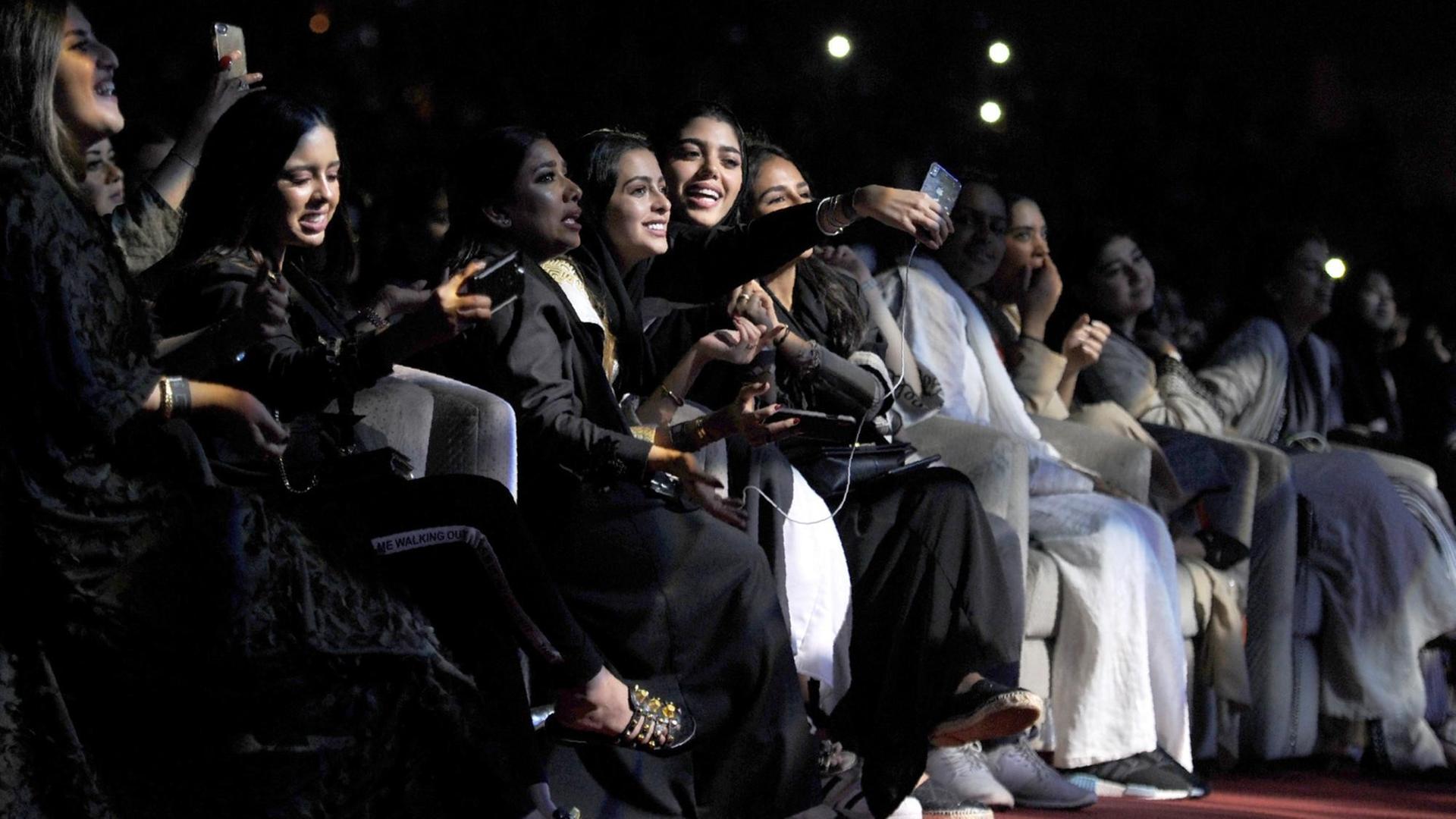 Besucherinnen eines Konzerts des ägyptischen Popstars Tamer Hosny in Jeddah im Westen Saudi-Arabiens machen Selfies Besucherinnen eines Konzerts des ägyptischen Popstars Tamer Hosny in Jeddah im Westen Saudi-Arabiens machen Selfies