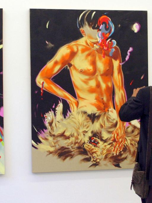 Ein Mann fotografiert Gemälde des Malers Norbert Bisky am Freitag (05.09.2008) in der Galerie Crone in Berlin. Bisky eröffnete seine Ausstellung mit dem Titel "privat" mit den neuesten Arbeiten.