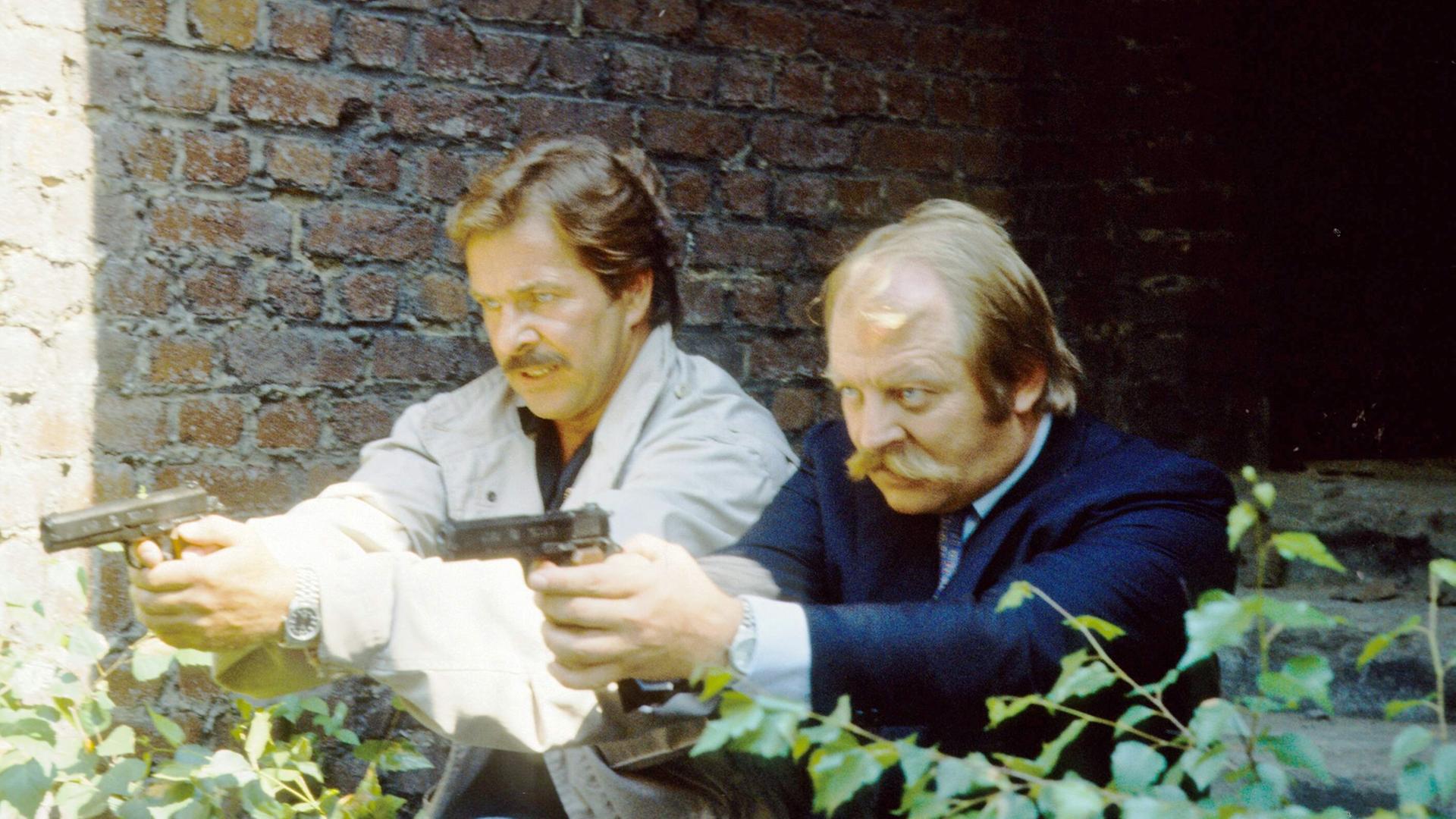 Götz George als Kommissar Schimanski (l.) und Eberhard Feik als dessen Kollege Thanner bei Dreharbeiten zu einem "Tatort" für die ARD Götz George als Kommissar Schimanski (l.) und Eberhard Feik als dessen Kollege Thanner bei Dreharbeiten zu einem "Tatort" für die ARD