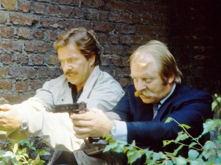 Götz George als Kommissar Schimanski (l.) und Eberhard Feik als dessen Kollege Thanner bei Dreharbeiten zu einem "Tatort" für die ARD