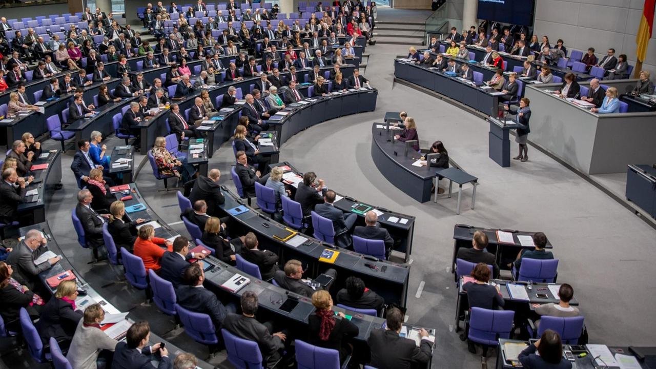 Der Bundestag während der Debatte über den Einsatz der Bundeswehr in Syrien Der Bundestag während der Debatte über den Einsatz der Bundeswehr in Syrien