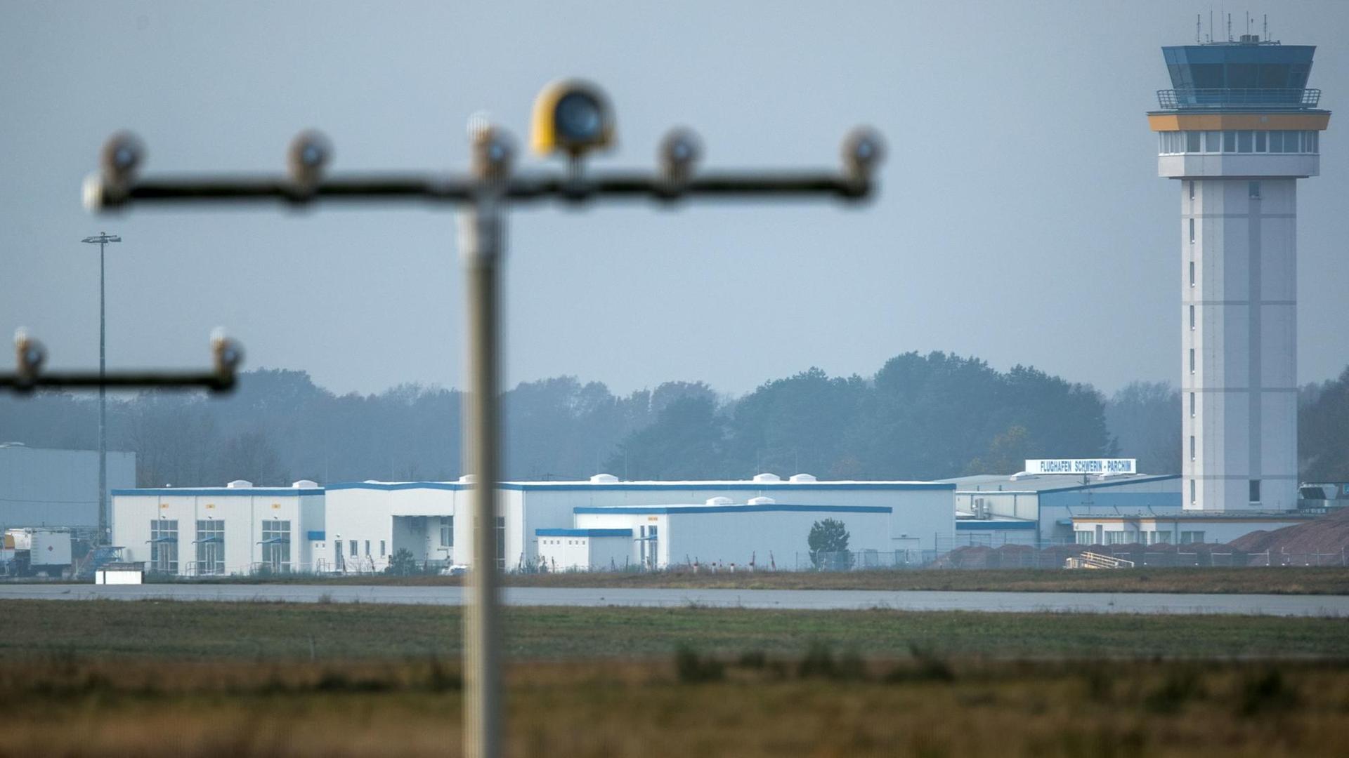 Der neue Tower sowie das Abfertigungsgebäude des Airports in Parchim (Mecklenburg-Vorpommern) sind hinter der Landebahn zu sehen.