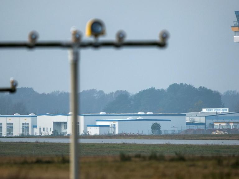 Der neue Tower sowie das Abfertigungsgebäude des Airports in Parchim (Mecklenburg-Vorpommern) sind hinter der Landebahn zu sehen.