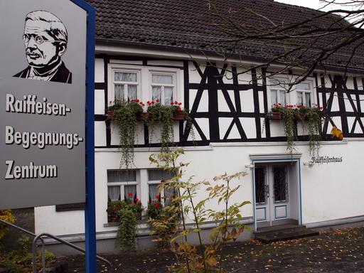 Das Raiffeisen-Begegnungszentrum in Weyerbusch (Rheinland-Pfalz), aufgenommen am 16.10.2013. Friedrich Wilhelm Raiffeisen ist einer der berühmtesten Westerwälder.