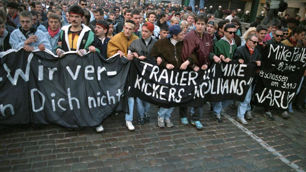 Archivfoto von 1991: Fußballfans beim Trauermarsch für Mike Polley. Archivfoto von 1991: Fußballfans beim Trauermarsch für Mike Polley.