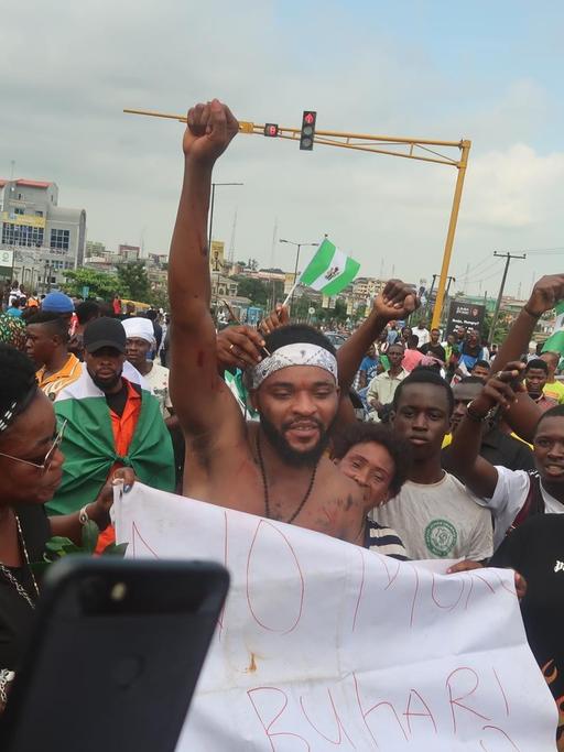 Proteste junger Menschen gegen das Special Anti-Robbery Squad (SARS) in Lagos, Nigeria.