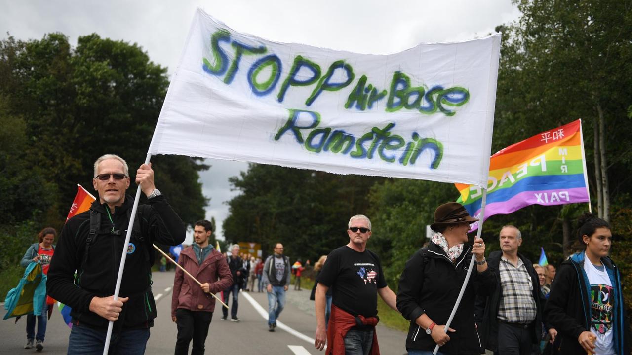 Demonstranten protestieren gegen den US-Luftwaffenstützpunkt in Ramstein, Rheinland-Pfalz.