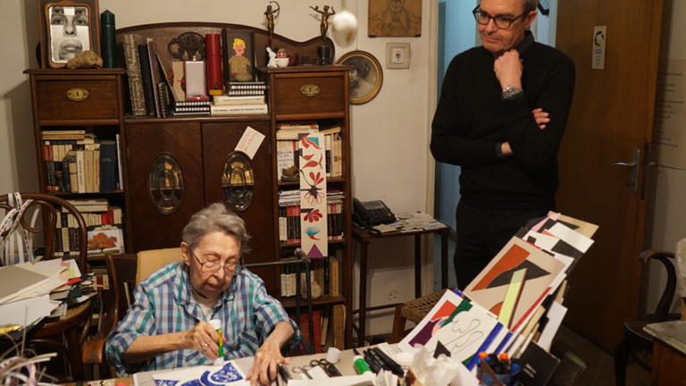 Die Künstlerin Geta Brătescu und der Designer Albert Kriemler in Brătescus Atelier in Bukarest. Die Künstlerin Geta Brătescu und der Designer Albert Kriemler in Brătescus Atelier in Bukarest.