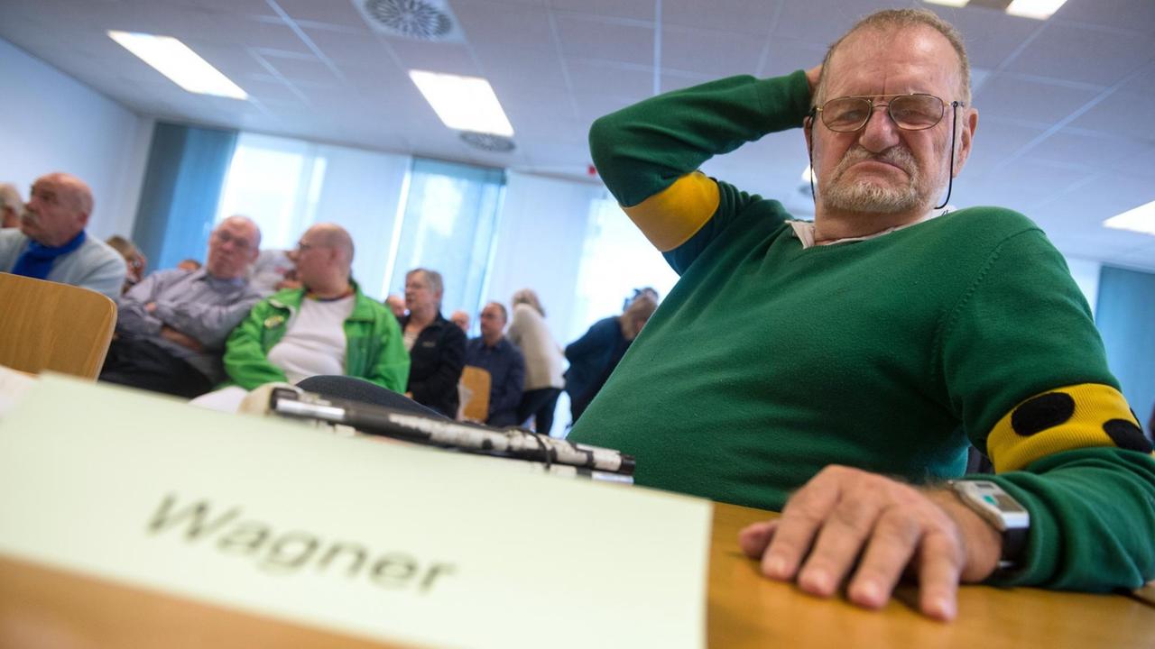 Der heute nahezu erblindete Dietrich Wagner, der am 30. September 2010 bei einem Wasserwerfereinsatz gegen Stuttgart-21-Demonstranten an den Augen verletzt wurde, sitzt am 18.11.2015 in Stuttgart (Baden-Württemberg) zum Auftakt einer Verhandlung zur Rechtmäßigkeit des Polizeieinsatzes in einem Gerichtssaal des Verwaltungsgerichts, im Hintergrund sitzen Prozessbesucher. Der heute nahezu erblindete Dietrich Wagner, der am 30. September 2010 bei einem Wasserwerfereinsatz gegen Stuttgart-21-Demonstranten an den Augen verletzt wurde, sitzt am 18.11.2015 in Stuttgart (Baden-Württemberg) zum Auftakt einer Verhandlung zur Rechtmäßigkeit des Polizeieinsatzes in einem Gerichtssaal des Verwaltungsgerichts, im Hintergrund sitzen Prozessbesucher.